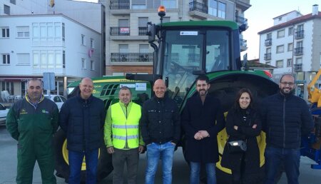 Agrícola Noroeste entrega John Deere 6120M al Ayuntamiento de Porto do Son