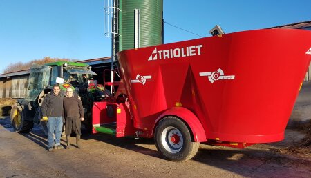 Ausama y Victor Perez SL entregan carro mezclador Solomix 2 1800 VLL B de Trioliet, en Esnotz (Navarra) 