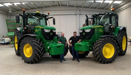 Agrícola Noroeste  entrega dos John Deeres 6195M - 6215R a Servicios Agricolas y Forestales Ivan Tembras 