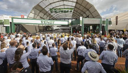 Presentación de Fendt en Brasil con stand multimedia y grandes máquinas en Agrishow 2019