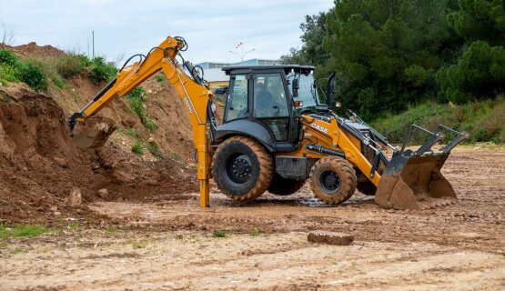 CASE Construction Equipment amplía su gama compacta con una nueva retroexcavadora de 55 kW, una nueva minicargadora eléctrica sobre orugas y mejoras significativas en la gama de cargadoras compactas sobre ruedas