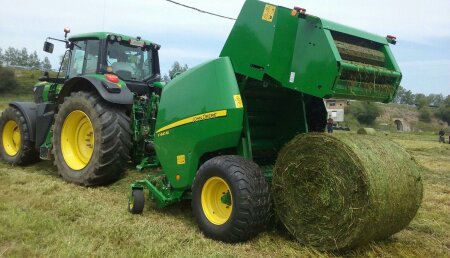 Agricola Castellana realizo en Treto (Cantabria) una demostración de la rotoempacadora JOHN DEERE F441M