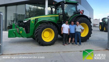 Agrícola Noroeste  entrega John Deere 8400R a Victor y Herminio