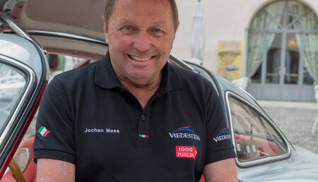 La leyenda de la F1, Jochen Mass, y Vredestein participan en la mítica competición Mille Miglia