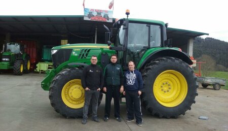 Agricola Castellana entrega a Ángel y Alex Ares, de Agro Solórzano SL (Cantabria) un JOHN DEERE 6175M 