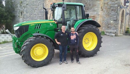 Agricola Castellana entrega JOHN DEERE 6155M SuperStar a David Mollinedo, de Carasa (Cantabria)