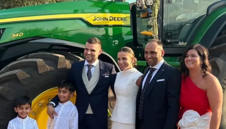 ¡Llegaron al altar sobre ruedas! Una pareja de santiagueses hizo su entrada en un John Deere