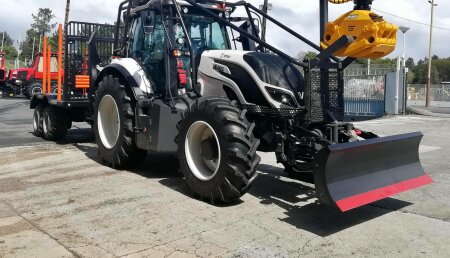 Hitraf entrega Valtra T174EH, protecciones forestales y cuchilla Frontal Hitraf, grúa Guerra 74 AT y remolque Guerra T12F2T