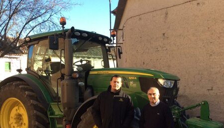Comercial Agricola Castellana entrega de tractor JOHN DEERE 6155R AutoPower en la localidad vallisoletana de Velliza a Adolfo Gómez