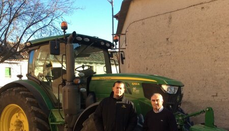 Comercial Agricola Castellana entrega de tractor JOHN DEERE 6155R AutoPower en la localidad vallisoletana de Velliza a Adolfo Gómez