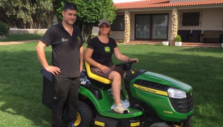 Jardinería Agrícola Castellana entrega de minitractor cortacésped JOHN DEERE X135R a Elena Mozo Cocho en Villalba de los Alcores (Valladolid)