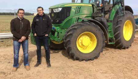 Agricola Castellana entrega JOHN DEERE 6195M SuperStar a Rafael Valera de Tordesillas (Valladolid)