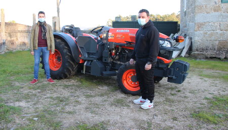 Tecnor Lalin Maquinaria entrega  KUBOTA M5001 NARROW-ESPECIAL VIÑEDO en Vilanova de Arousa - Baion a Daniel ,Benilde y Vanessa