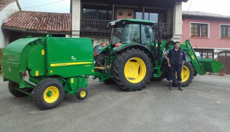 Agrícola Castellana Entregado en Roiz, Cantabria,  JOHN DEERE 5090M con pala 543R y una rotoempacadora JOHN DEERE F440E.