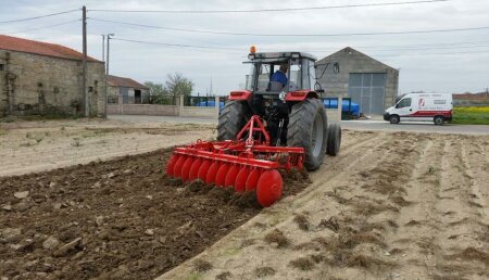 Agrícola Suárez entrega grada HERCULANO