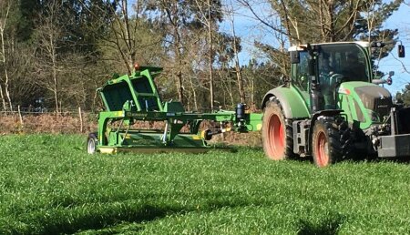 Millares Torron entrega segadora arrastrada Krone a servicios agricolas.