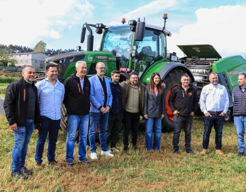 María José Gómez elogia el aspecto práctico de los ciclos de formación en la rama agrícola durante una demostración de maquinaria en la CFEA de Sergude.