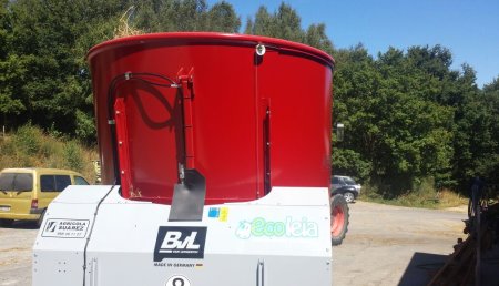 Agricola Suarez entrega un carro Mezclador BVL a la granja Ecoleia