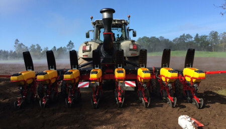 Talleres Agrícolas Mata entrega a  Alberto Gonzalez Chento (Touro) la sembradora VÄDERSTAD  TEMPO V de 8 filas