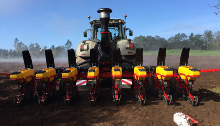 Talleres Agrícolas Mata entrega a  Alberto Gonzalez Chento (Touro) la sembradora VÄDERSTAD  TEMPO V de 8 filas