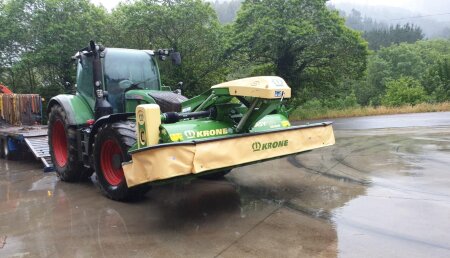 Millares Torron entrega a Pepin de A Fonsagrada esta segadora frontal Krone F 320 Cv