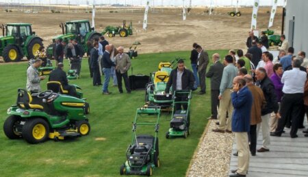 JOHN DEERE PRESENTA A SUS CONCESIONARIOS DE ESPACIOS VERDES TODAS LAS NOVEDADES EN ESTE SEGMENTO