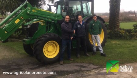 Agrícola Noroeste entrega John Deere 603R  en Mazaricos a la familia Alvite.