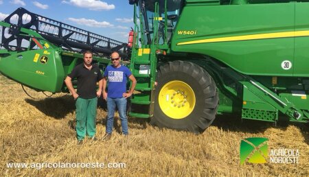 Agricola Noroeste entrega a Angel,  cosechadora John Deere W540