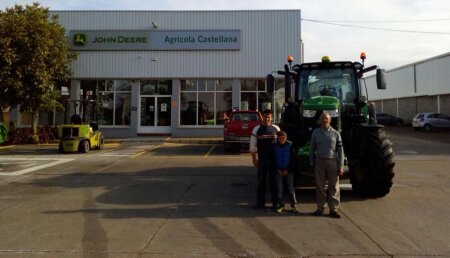 Comercial Agrícola Castellana SL Entrega JOHN DEERE 6155R con pala JD 663 R a Pablo y su hijo Eloy González, de Villagarcía de Campos (Valladolid).