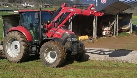 Agricola Calvo  entrega pala original CASE IH - STOLL a Luis y Reme de Mondoñedo