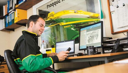 MEDALLA DE PLATA SIMA 2019 LA INICIATIVA JOHN DEERE CONNECTED SUPPORT RECIBE LA MEDALLA DE PLATA