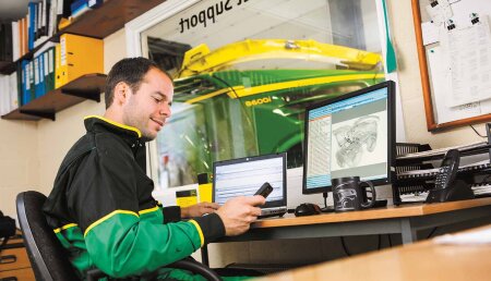 MEDALLA DE PLATA SIMA 2019 LA INICIATIVA JOHN DEERE CONNECTED SUPPORT RECIBE LA MEDALLA DE PLATA