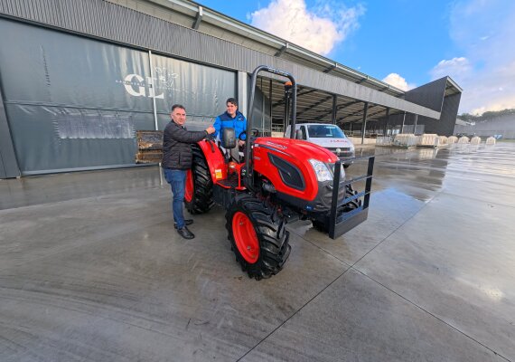 Talleres J. Lema entrega un tractor Kioti DK6020 a Ganadería Os Loureiros