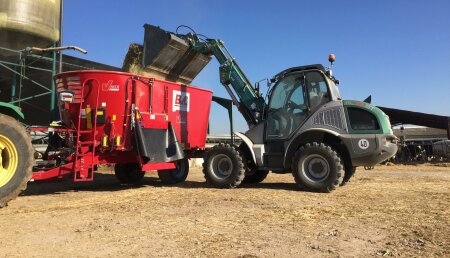 Deltacinco realiza una Demo en la ganaderia "Nuestra Señora del Valle". Con el carro mezclador Bernard van Lengerich Maschinenfabrik Gmbh & Co.KG - BvL V-Mix 17N-2S y la telecargadora Kramer Werke Pfullendorf KL35.8T.