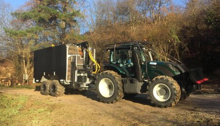 Hitraf entrega equipo Forestal Valtra T174 y Grua Guerra