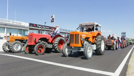Tractores, Simcas, Dodges, y más de 150 modelos producidos en la factoría Barreiros Diésel, toman el circuito del Jarama RACE en el homenaje a Eduardo Barreiros