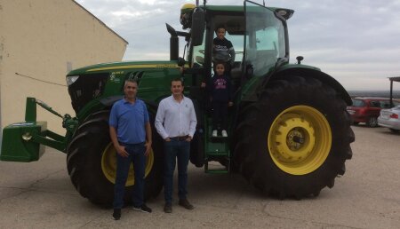 Comercial Agrícola Castellana Entrega JOHN DEERE 6215R Autopower con RTK Mobile en Matilla de los Caños (Valladolid ).