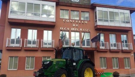 Agrícola Noroeste entrega John Deere 6120M  al Ayuntamiento de Oza-Cesuras ( A Coruña)