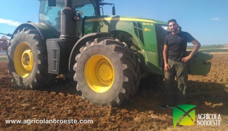 Agrícola Noroeste  entrega John Deere 8245R a Santiago