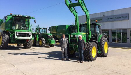 Agricola Castellana entrega  en  Villagarcía de Campos (Valladolid) a Sebastián Junquera, un John Deere 6155R con autoguiado y con pala 663R