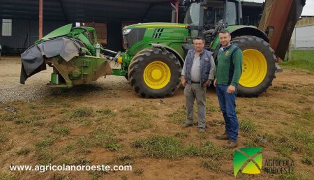 Agricola Noroeste con AgroBarreiro enrega a Trabajos agricolas y forestales Taboada S.L de Vilamaior Ordes (A Coruña ), John Deere 6195M con transmisión Command Quad y segadora frontal John Deere F310R.