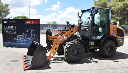 CNH inaugura una línea de producción de cargadoras compactas de ruedas eléctricas en Lecce