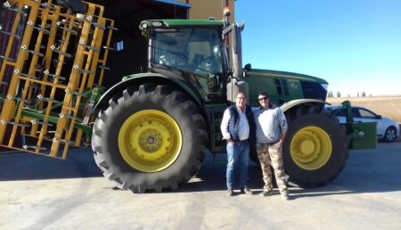 Agrícola Castellana Entrega JOHN DEERE 6250R a Hnos. Celada Santos,  de Villemar.