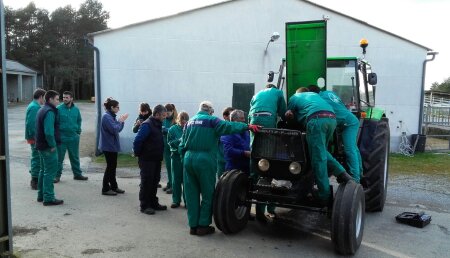 Un  grupo  de  jóvenes  emprendedores  asiste  a  un  curso  de  conservación  de  maquinaria  agrícola  en  el  Centro  de  Capacitación  Agroforestal  de  Becerreá