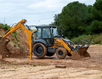 CASE Construction Equipment amplía su gama compacta con una nueva retroexcavadora de 55 kW, una nueva minicargadora eléctrica sobre orugas y mejoras significativas en la gama de cargadoras compactas sobre ruedas