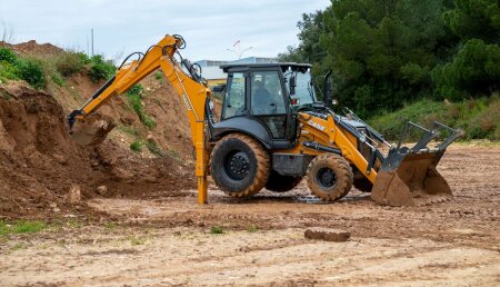CASE Construction Equipment amplía su gama compacta con una nueva retroexcavadora de 55 kW, una nueva minicargadora eléctrica sobre orugas y mejoras significativas en la gama de cargadoras compactas sobre ruedas
