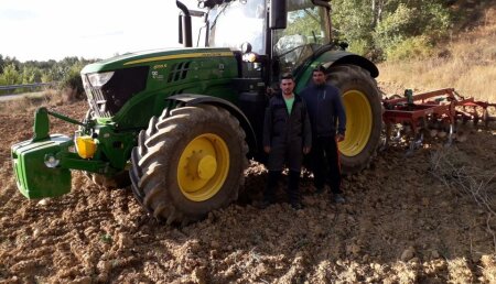 Agrícola Castellana Entrega JOHN DEERE 6155R a los hermanos Juan y David Gonzalo Calleja, de Lobera de la Vega (Palencia) 