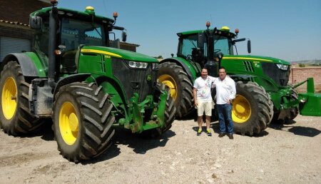 Agrícola Castellana Entrega JOHN DEERE 6215R con Autopower a los hermanos Juanjo y Oliver Nieto Carranza, de Baltanas (Palencia).