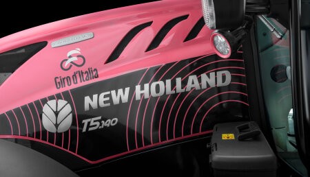 Un Tractor New Holland se enfunda el maillot de líder en el Giro de Italia