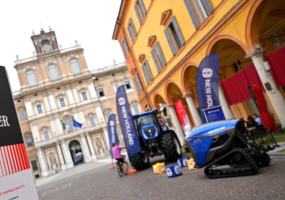 New Holland presenta innovación y diseño agrícola en el Motor Valley Fest 2026 de Italia.
